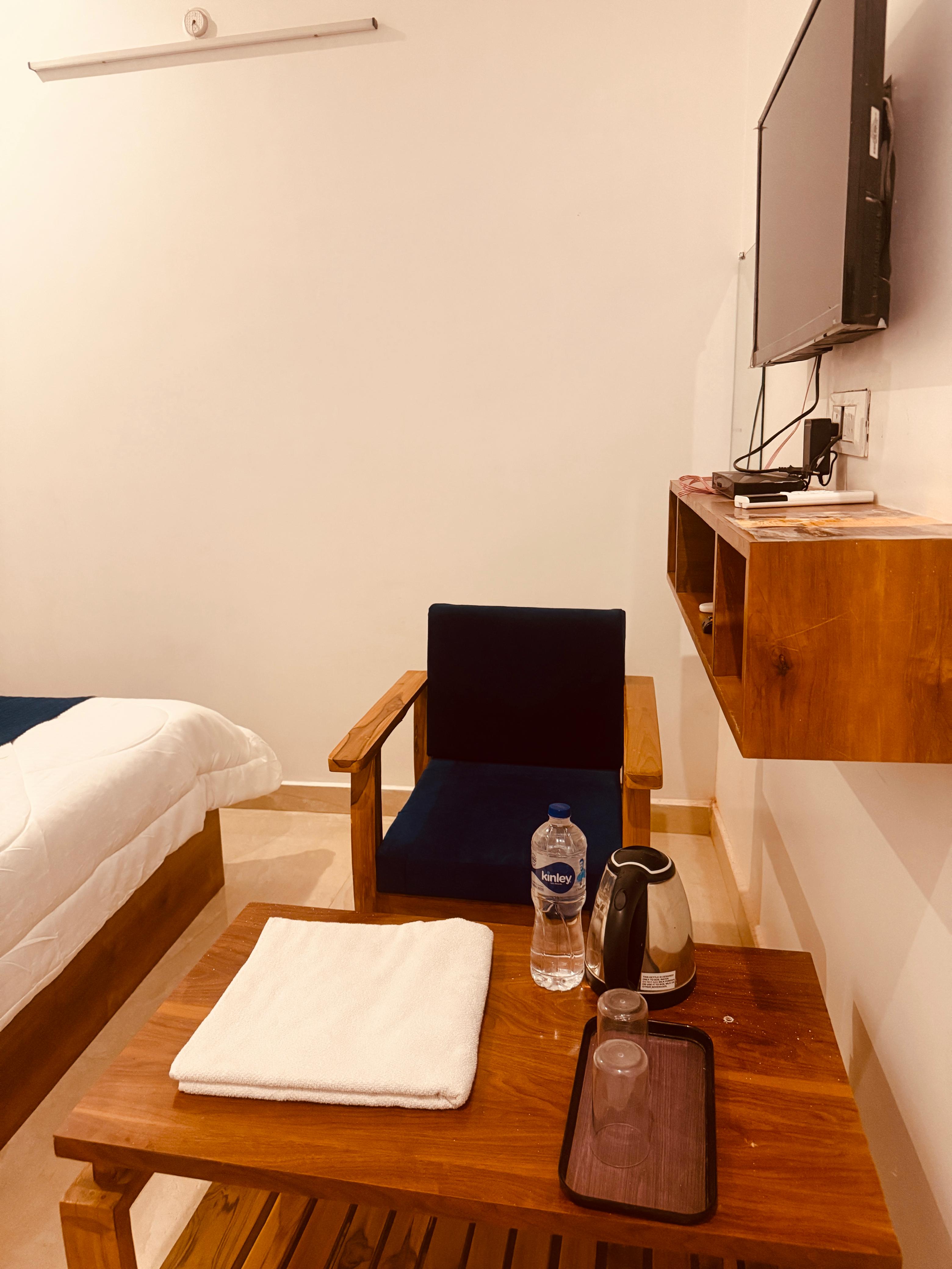 TWIN BED ROOM